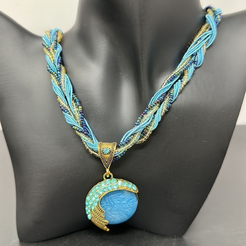 String necklace with pendant - Picture 2 of 2